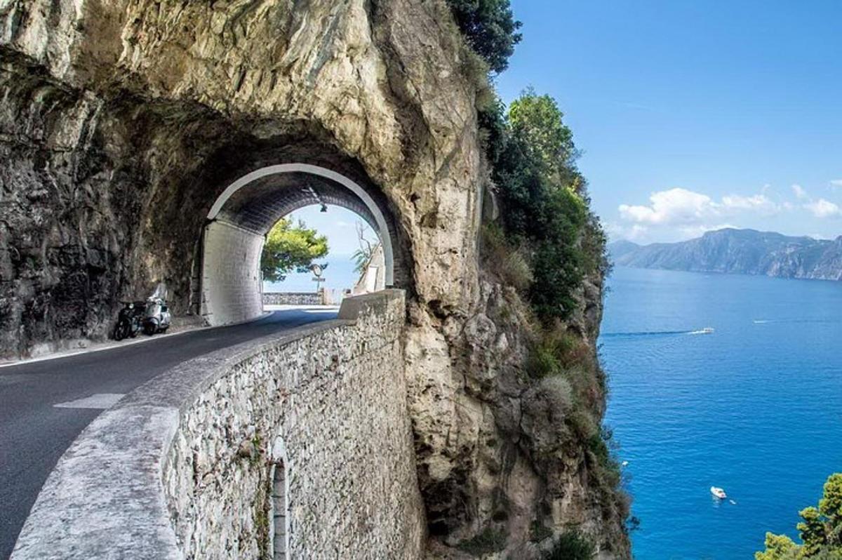 tunel ve svahu hory vedle vody