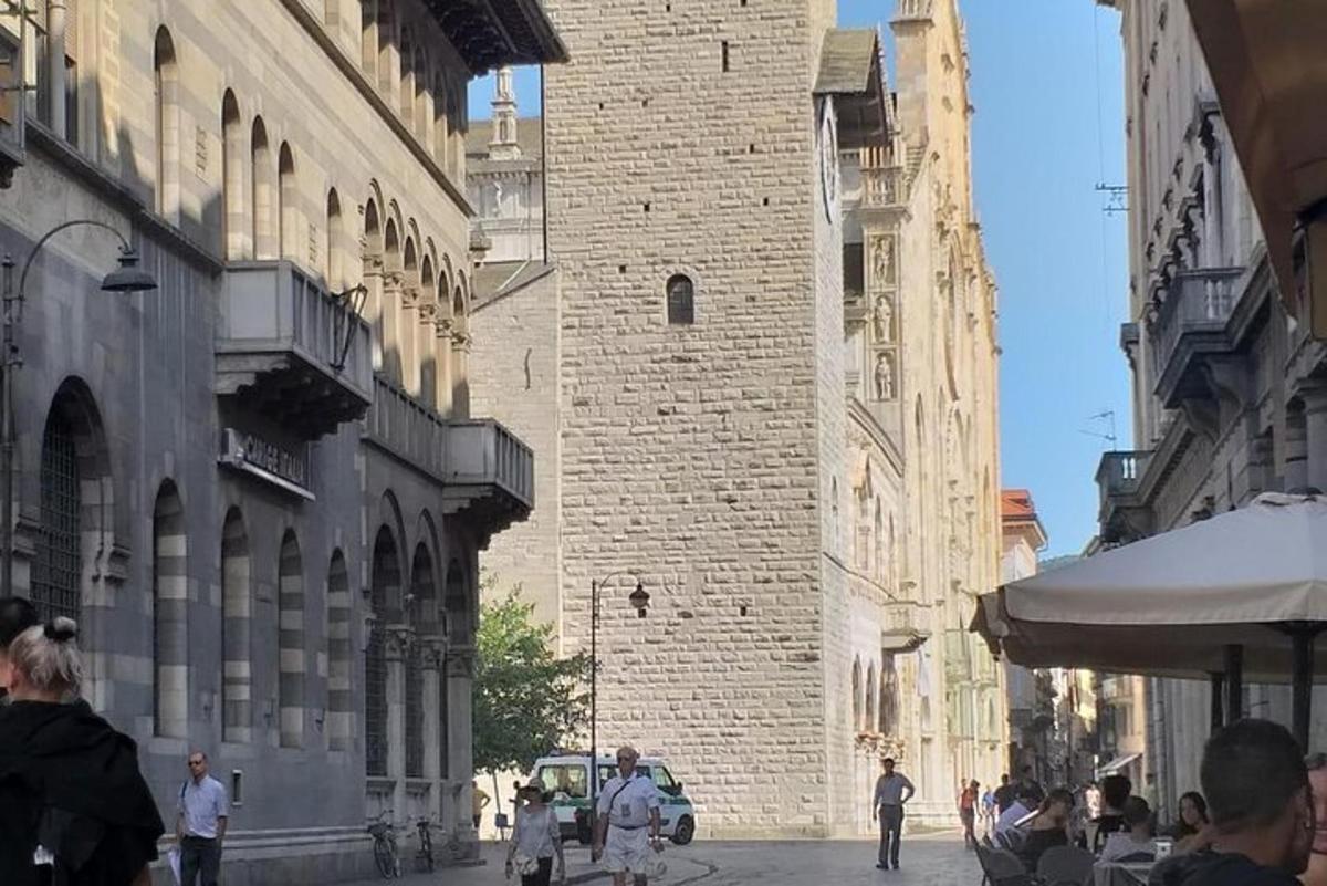 μια ομάδα ανθρώπων που περπατούν σε έναν δρόμο με κτίρια