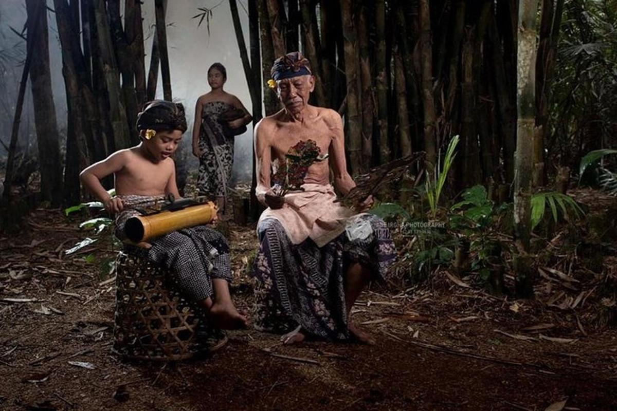 Un grupo de personas de pie en el bosque
