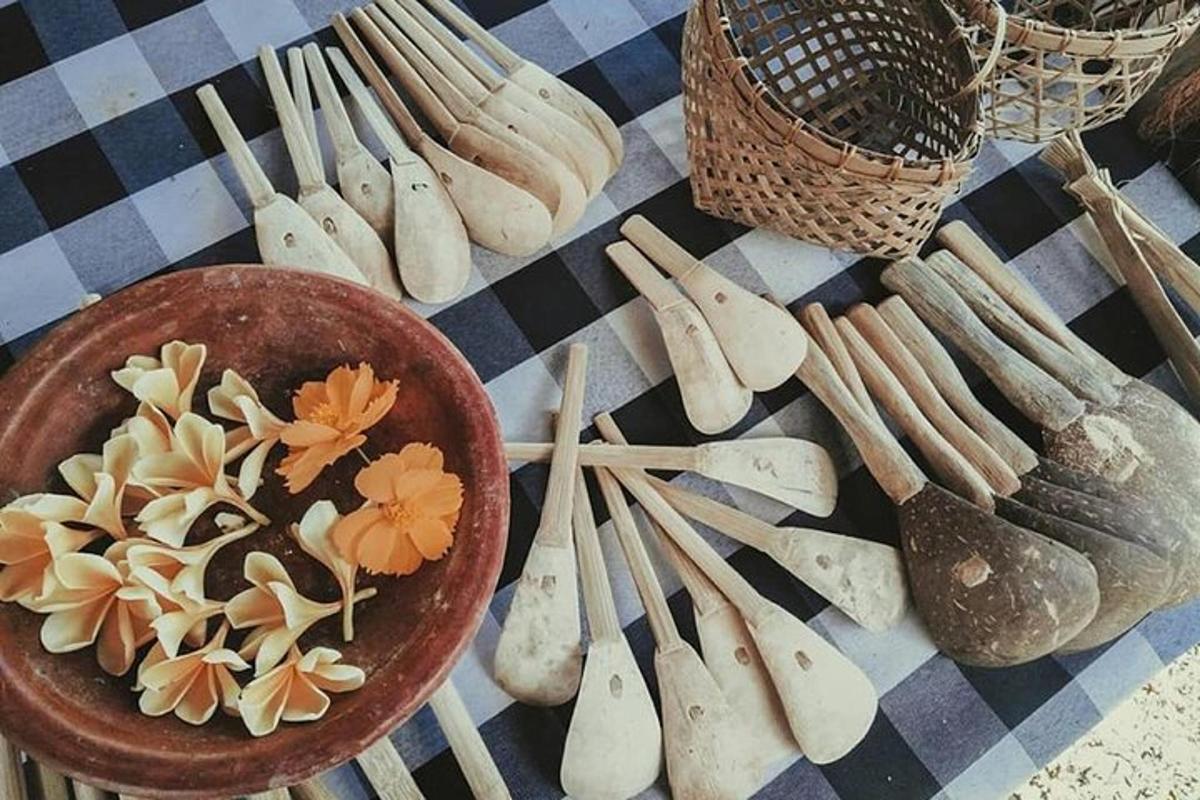 Una mesa con utensilios de madera y un plato de comida.