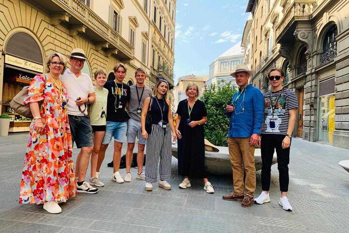 skupina lidí stojících na městské ulici