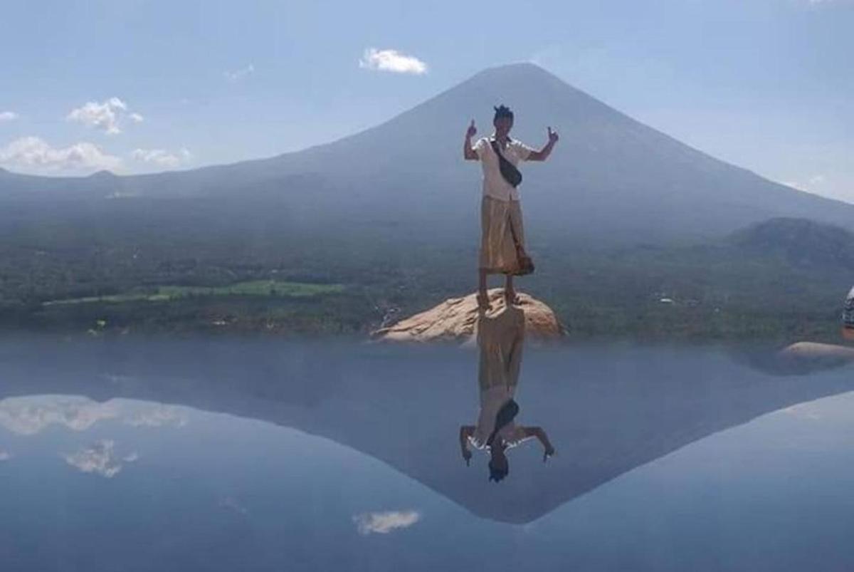 seorang lelaki berdiri di atas badan air