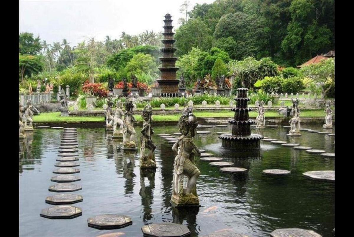 air pancut di taman dengan patung di dalam air