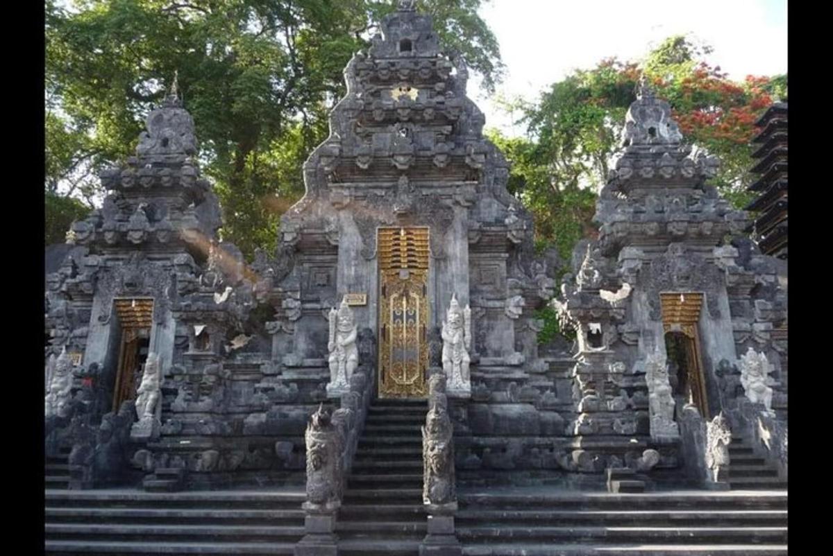 bangunan batu dengan tangga di hadapan