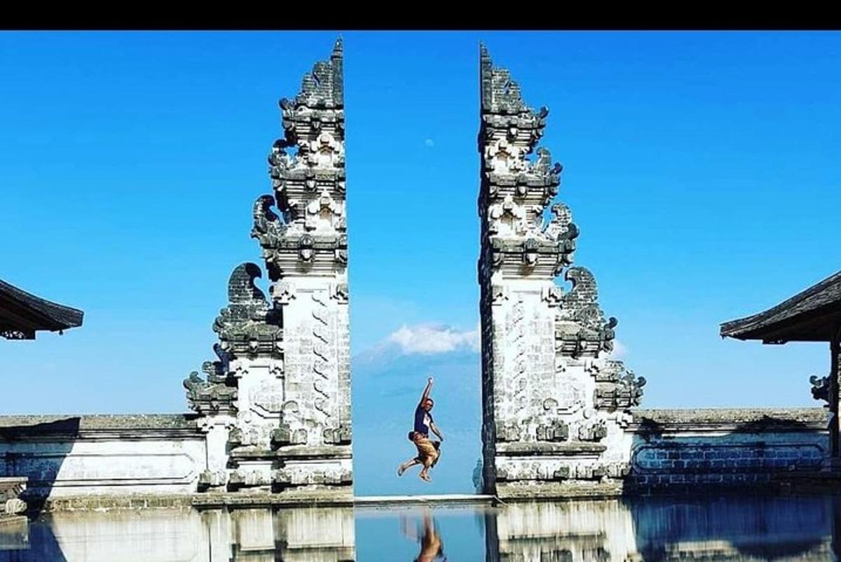 seseorang melompat ke dalam air di hadapan bangunan