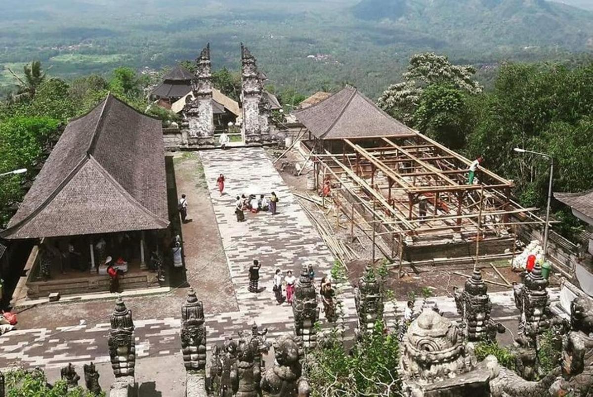 pemandangan kuil dari udara dengan orang ramai berjalan di sekelilingnya