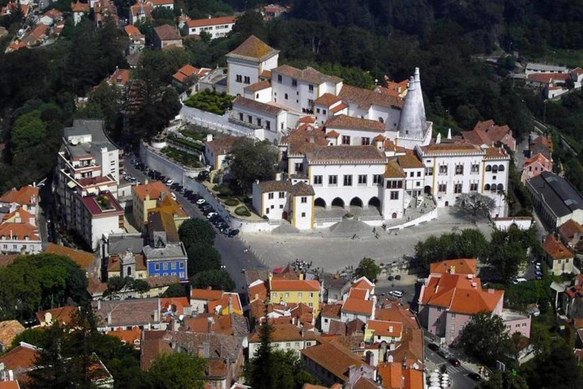 zračni pogled na mesto z gradom