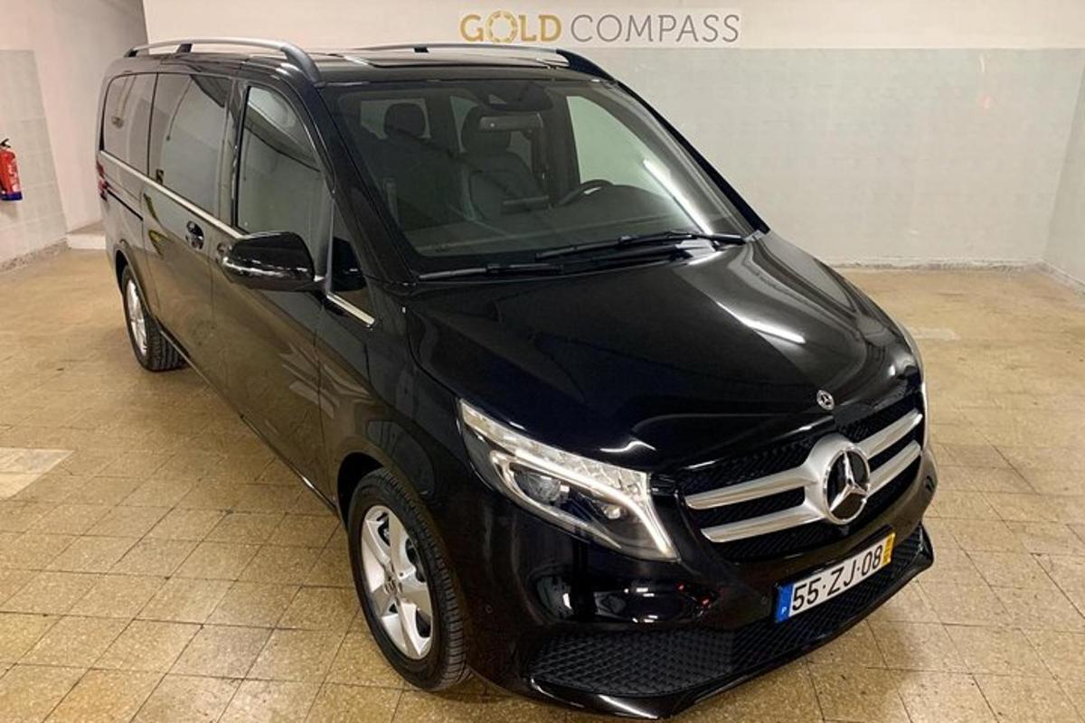 črn kombi je parkiran v sobi