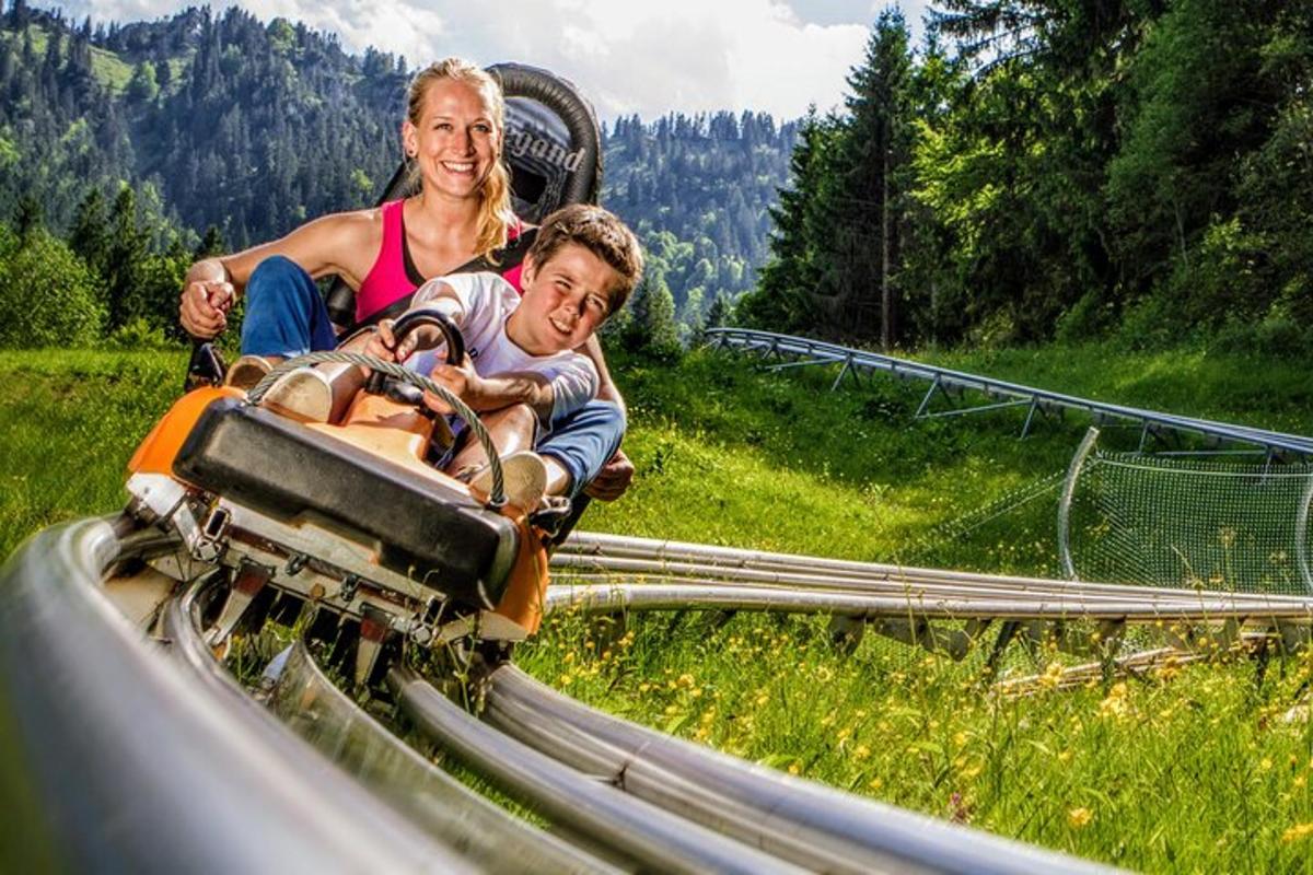 žena a dítě jedoucí na hračce na motorce