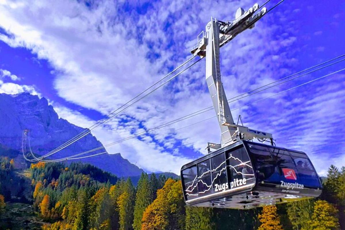 un giro in gondola in montagna con alberi e una montagna