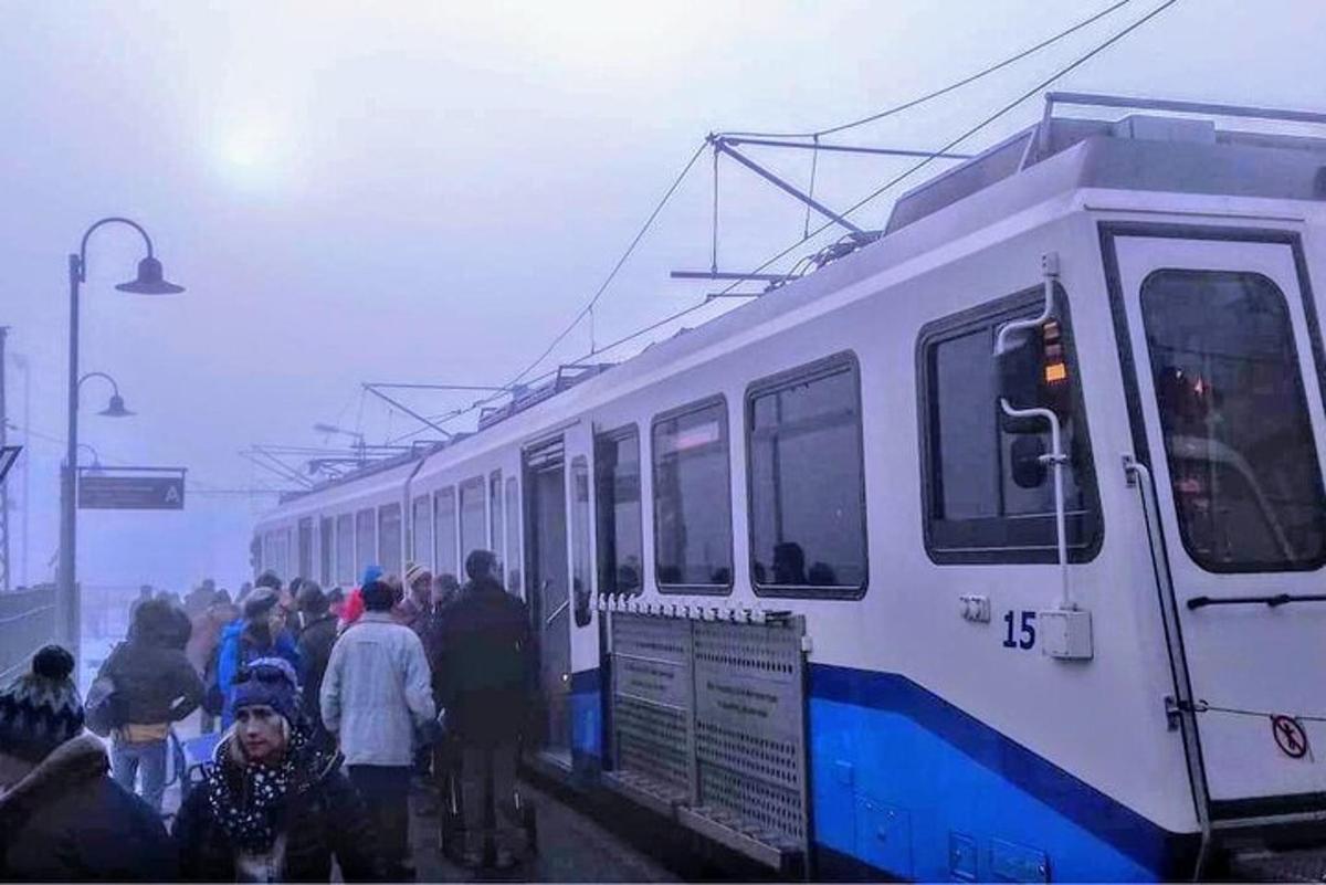 un gruppo di persone che scendono da un treno