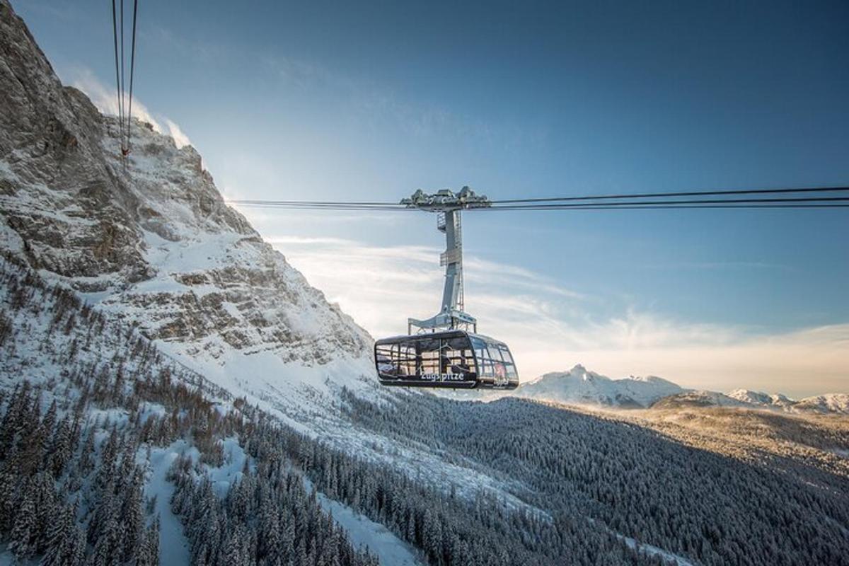uno skilift che sale su una montagna innevata