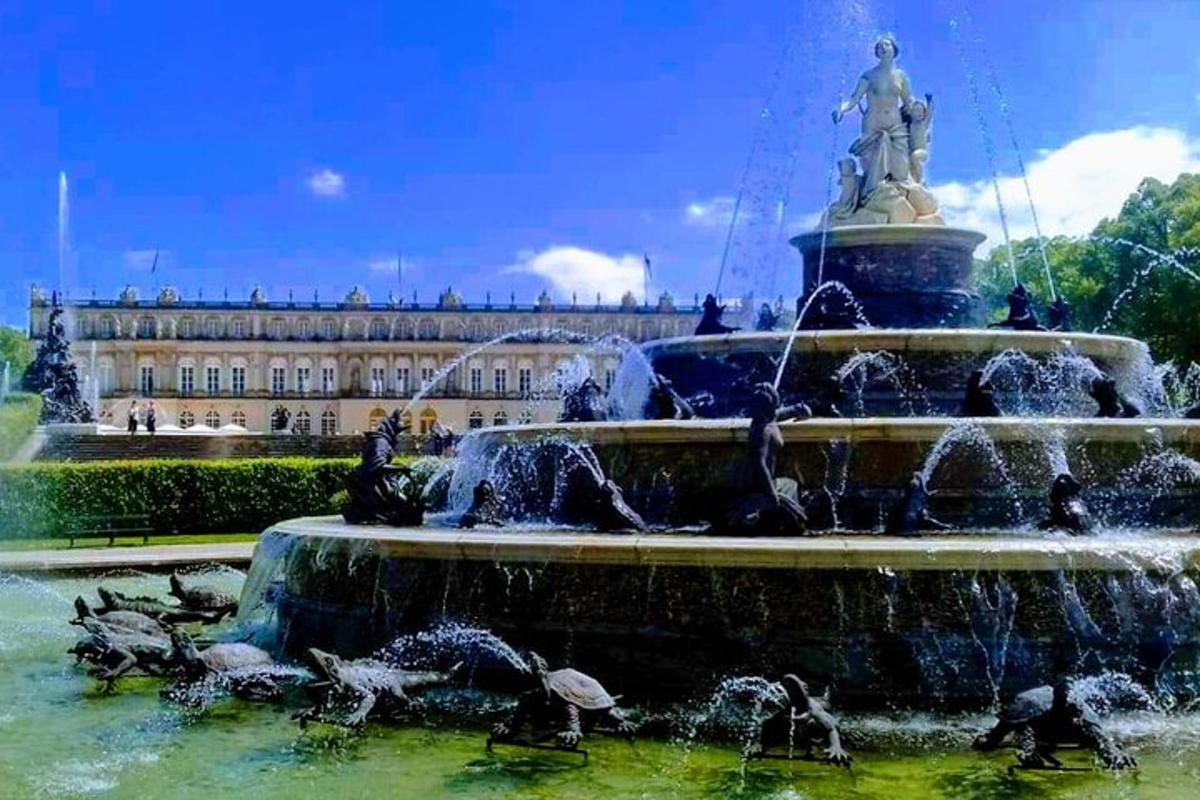 fontána s ptáky ve vodě před budovou