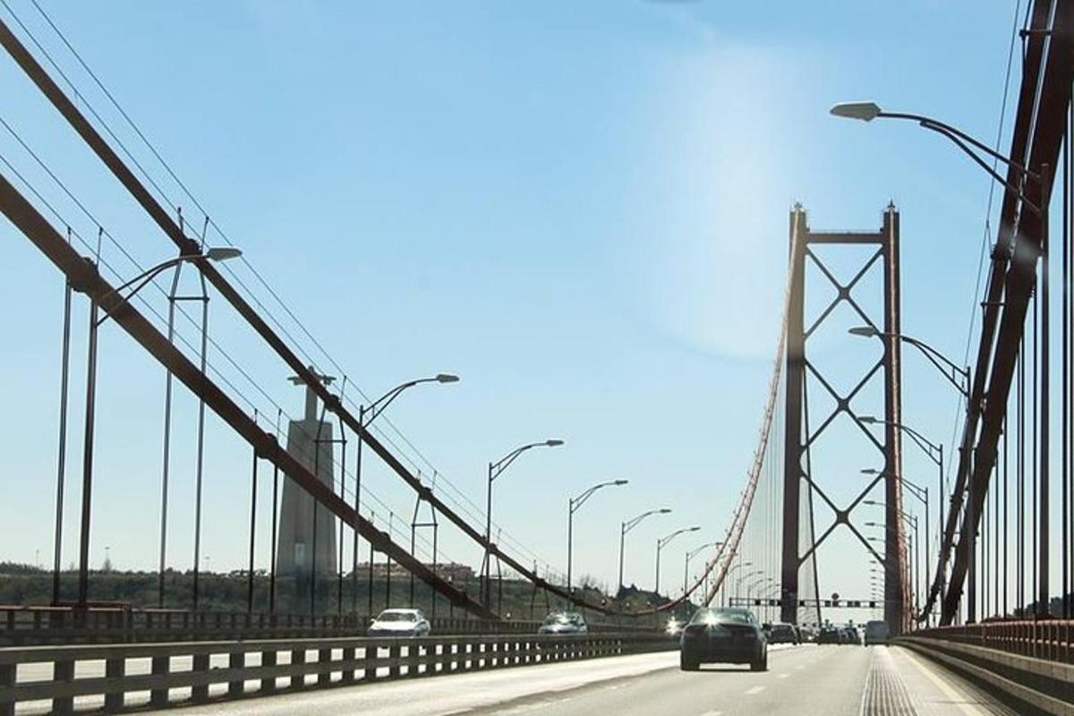 Un puente con coches circulando por una autopista.