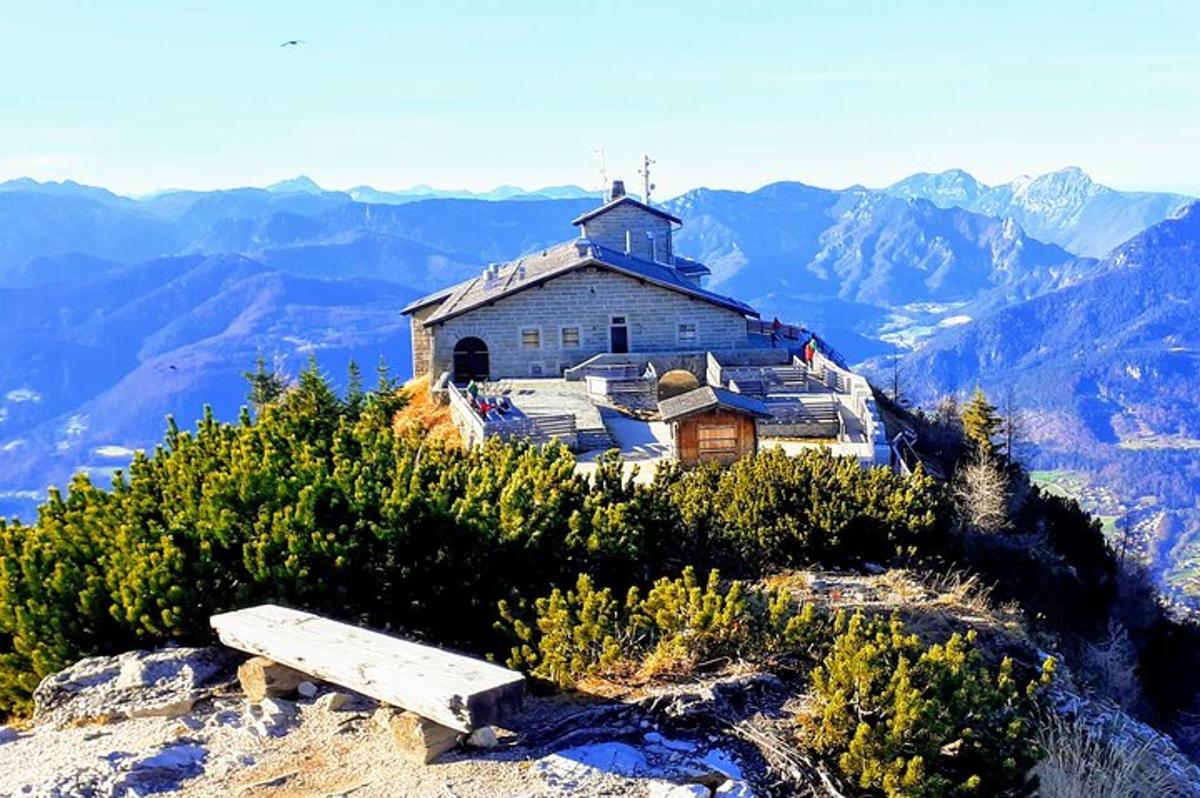 un edificio in cima a una montagna con una panchina