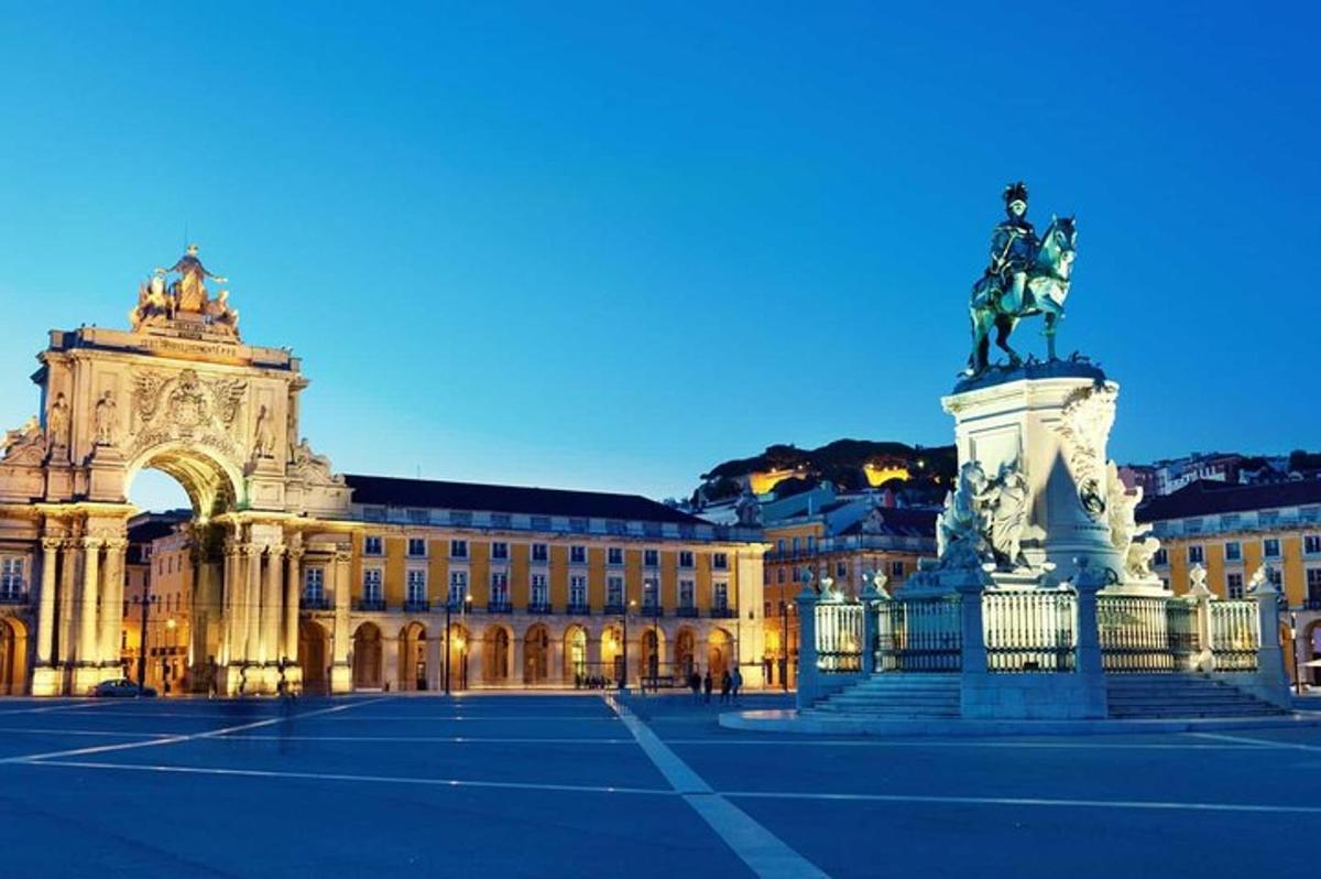 un gran edifici amb una estàtua al davant