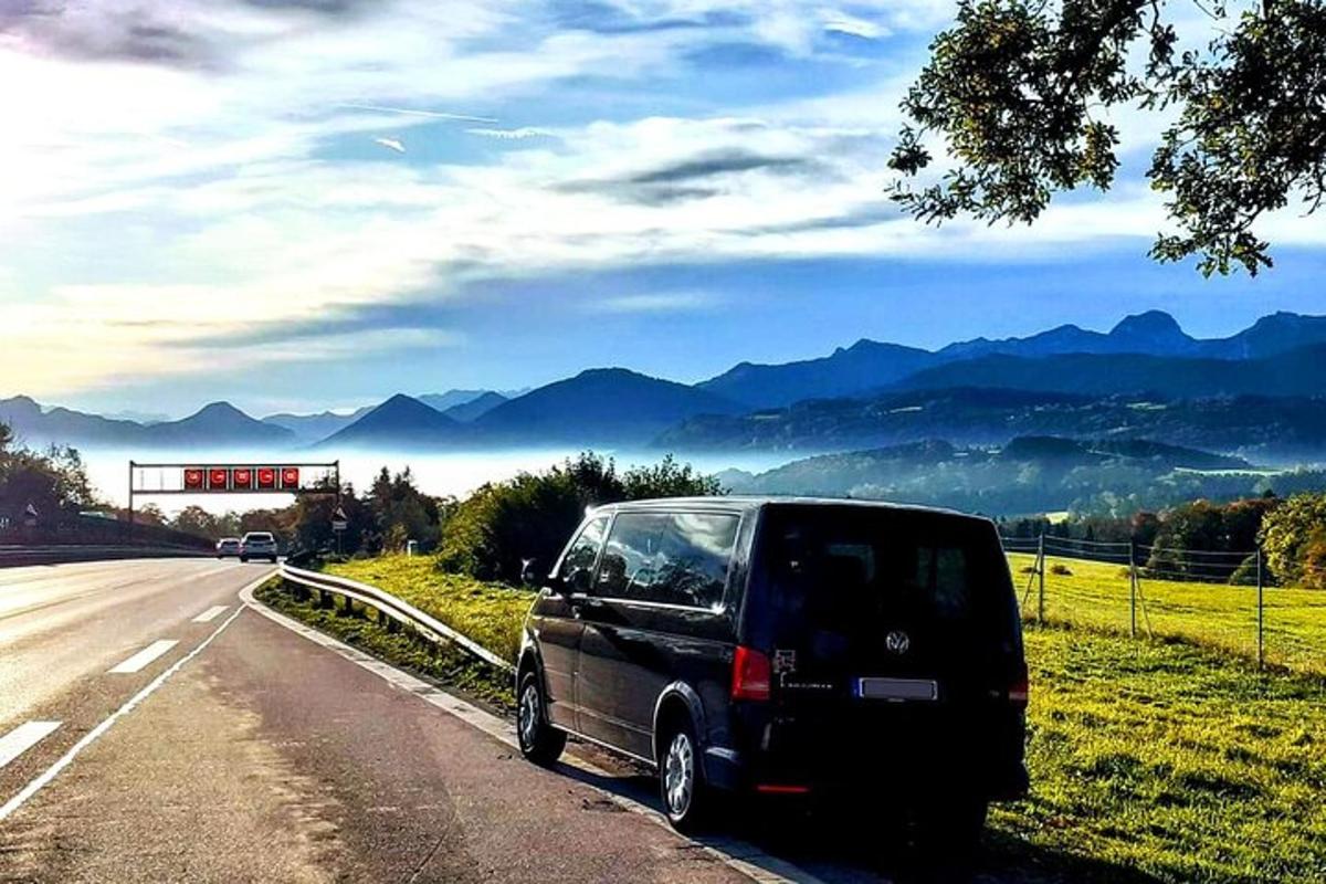 un furgone nero parcheggiato sul ciglio della strada