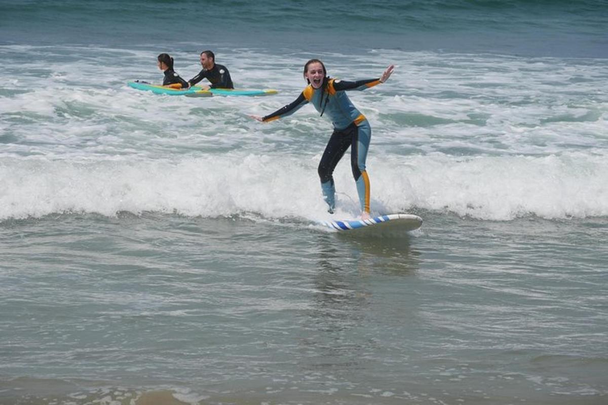 una dona cavalcant una onada sobre una taula de surf a l'oceà