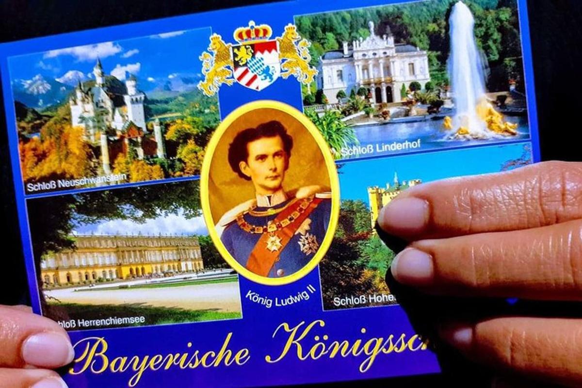 eine Person, die eine Karte mit einem Bild eines Palastes hochhält