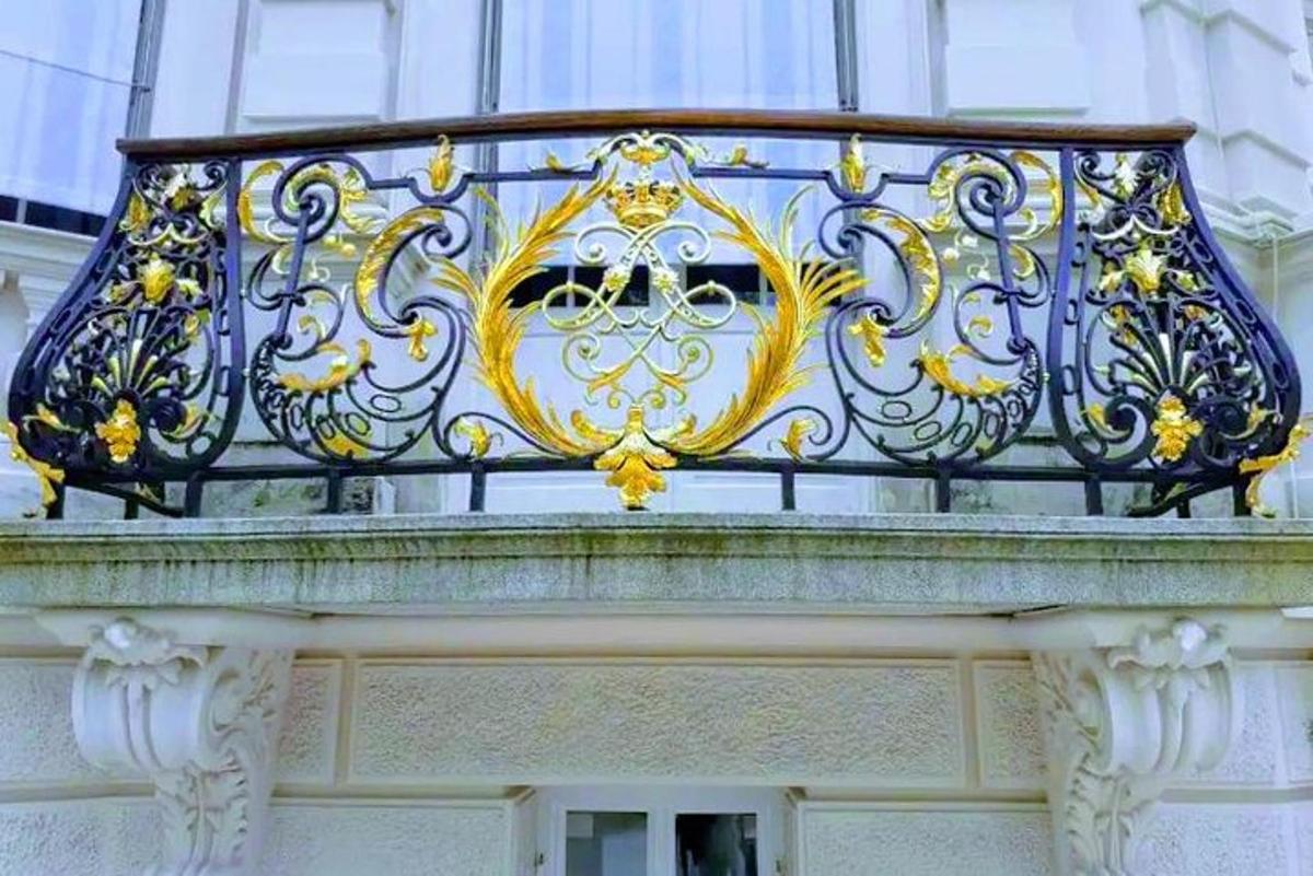 balkon z niebiesko-złotą balustradą na budynku