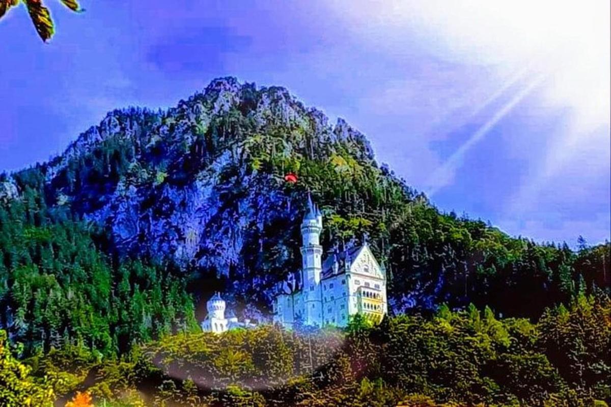 velká budova před horou