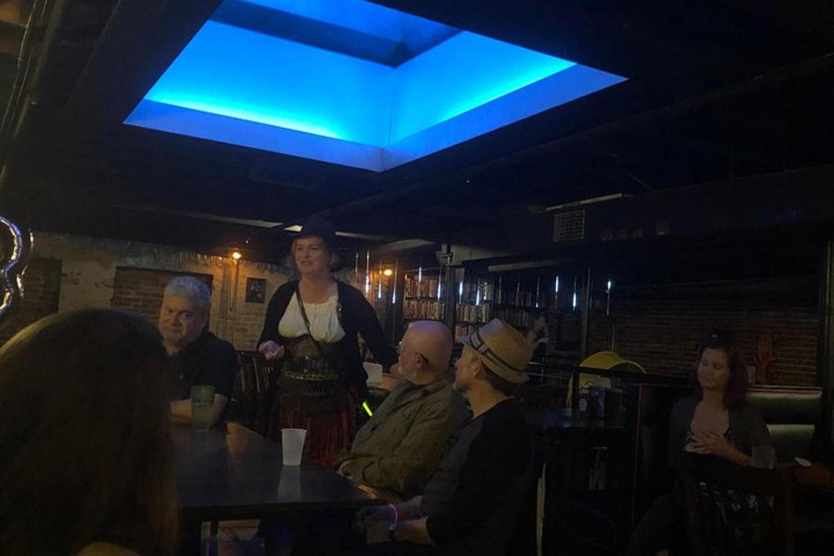 sekelompok orang yang duduk di meja di bar