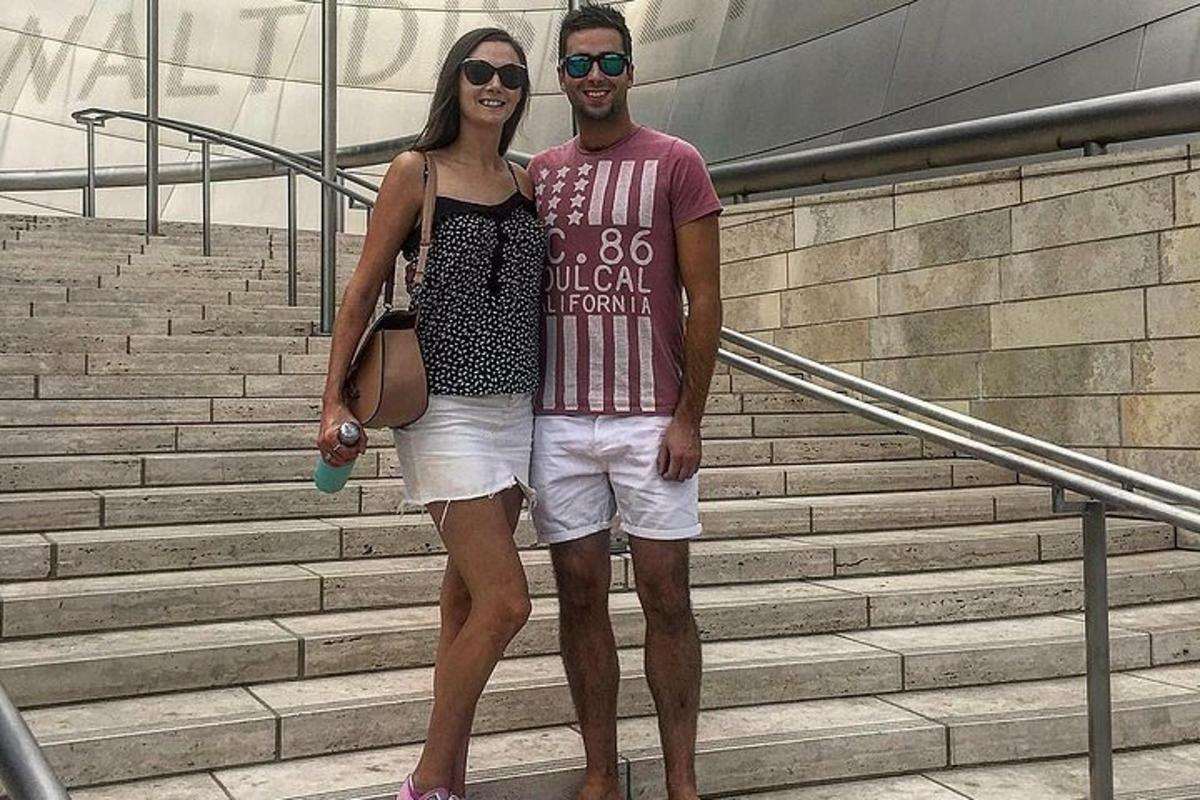 moški in ženska stojita pred stopnicami