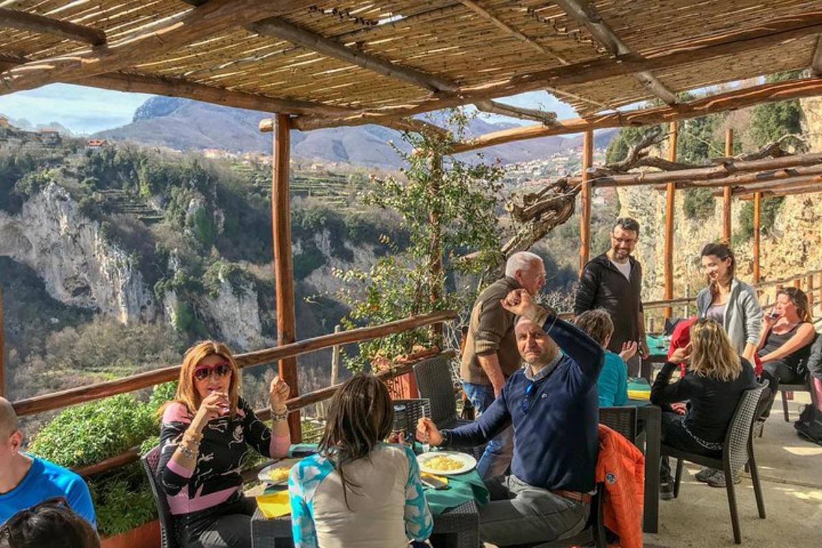 um grupo de pessoas sentadas à mesa com vista