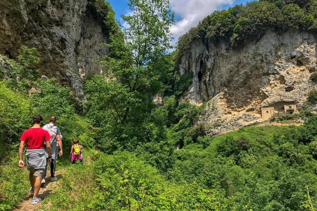 um grupo de pessoas caminhando por uma trilha na montanha