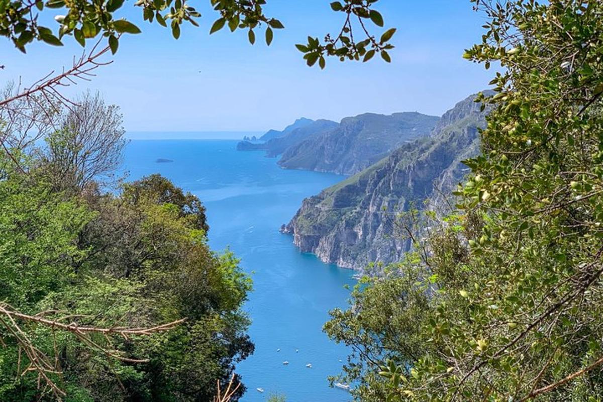 una vista de la costa amalfitana des dels penya-segats