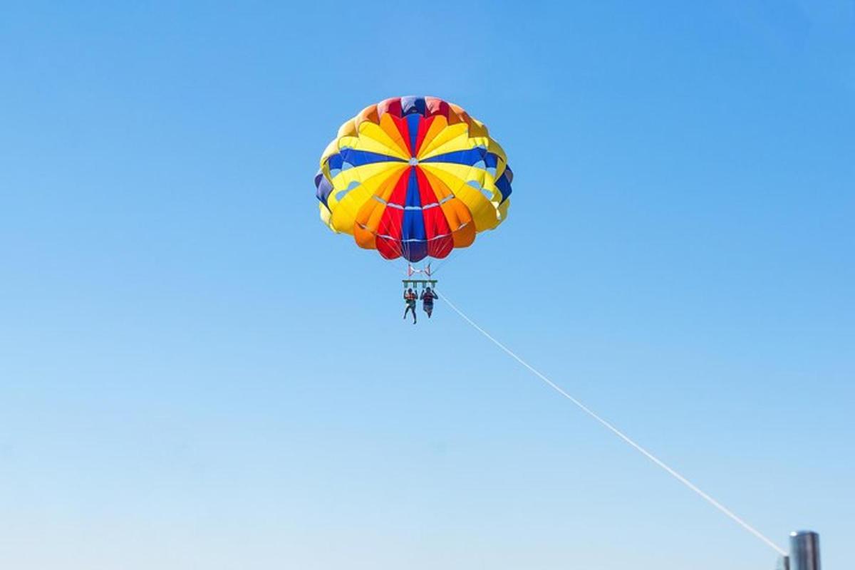 farebný teplovzdušný balón na oblohe