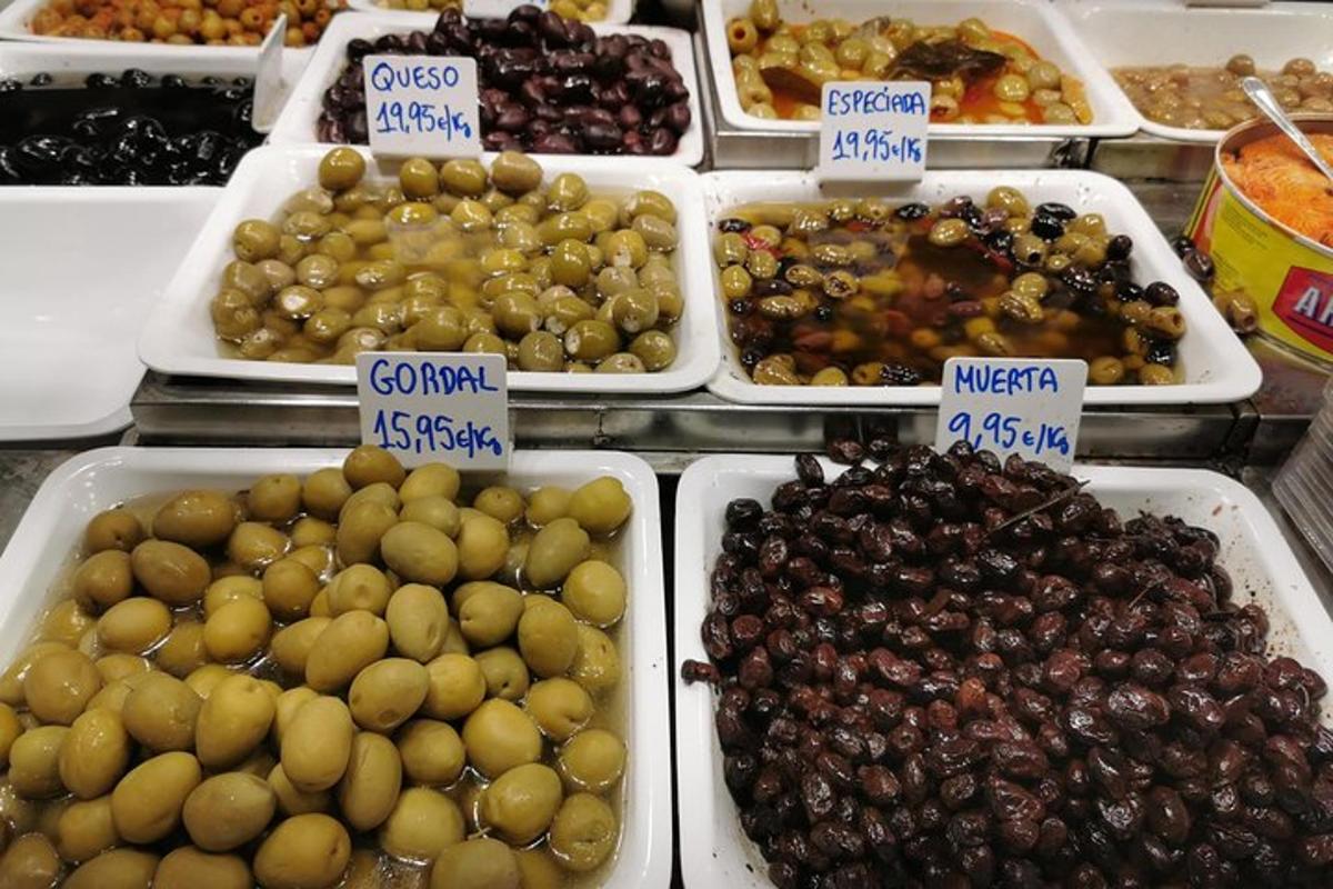 uma exposição de diferentes tipos de azeitonas para venda