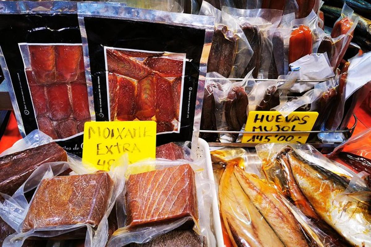 μια έκθεση διαφορετικών ειδών τροφίμων σε μια αγορά