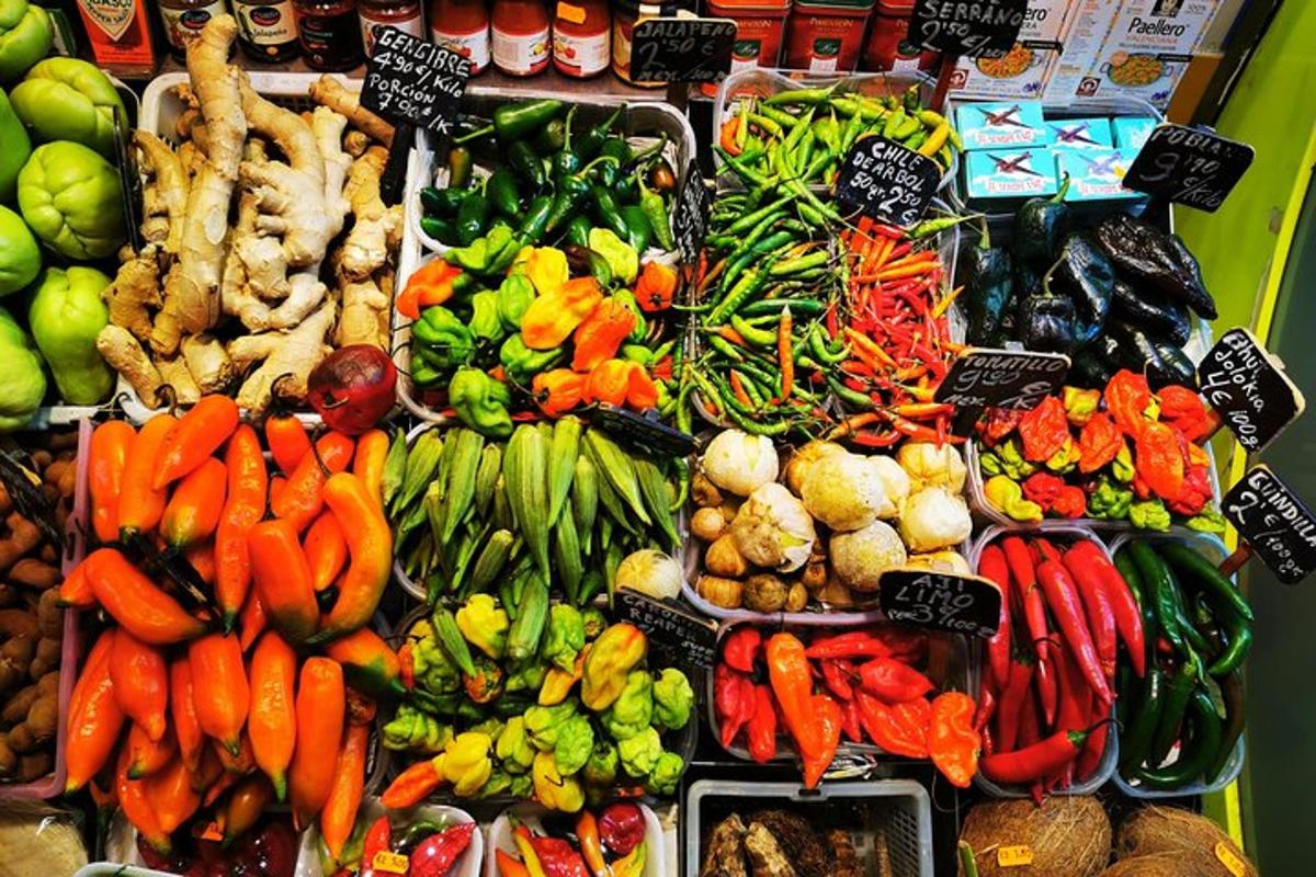 uma exposição de frutas e vegetais em cestas em uma loja