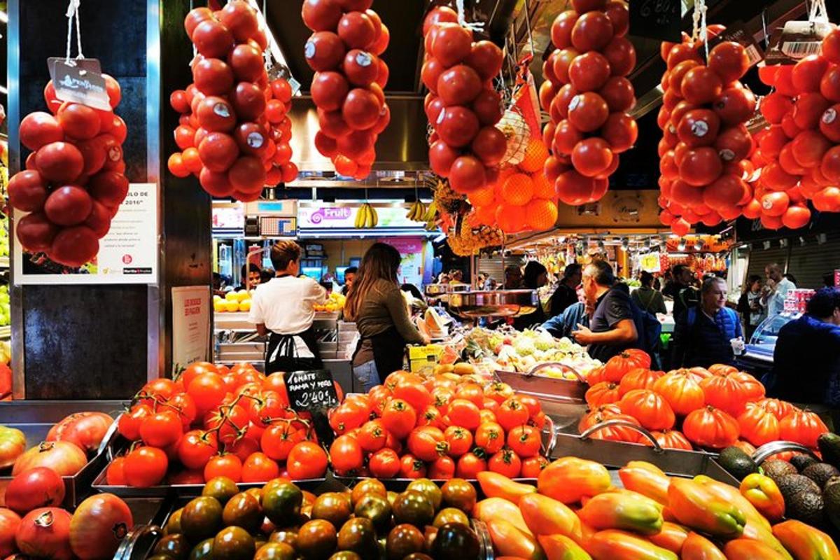 μια αγορά γεμάτη με πολλά φρούτα και λαχανικά