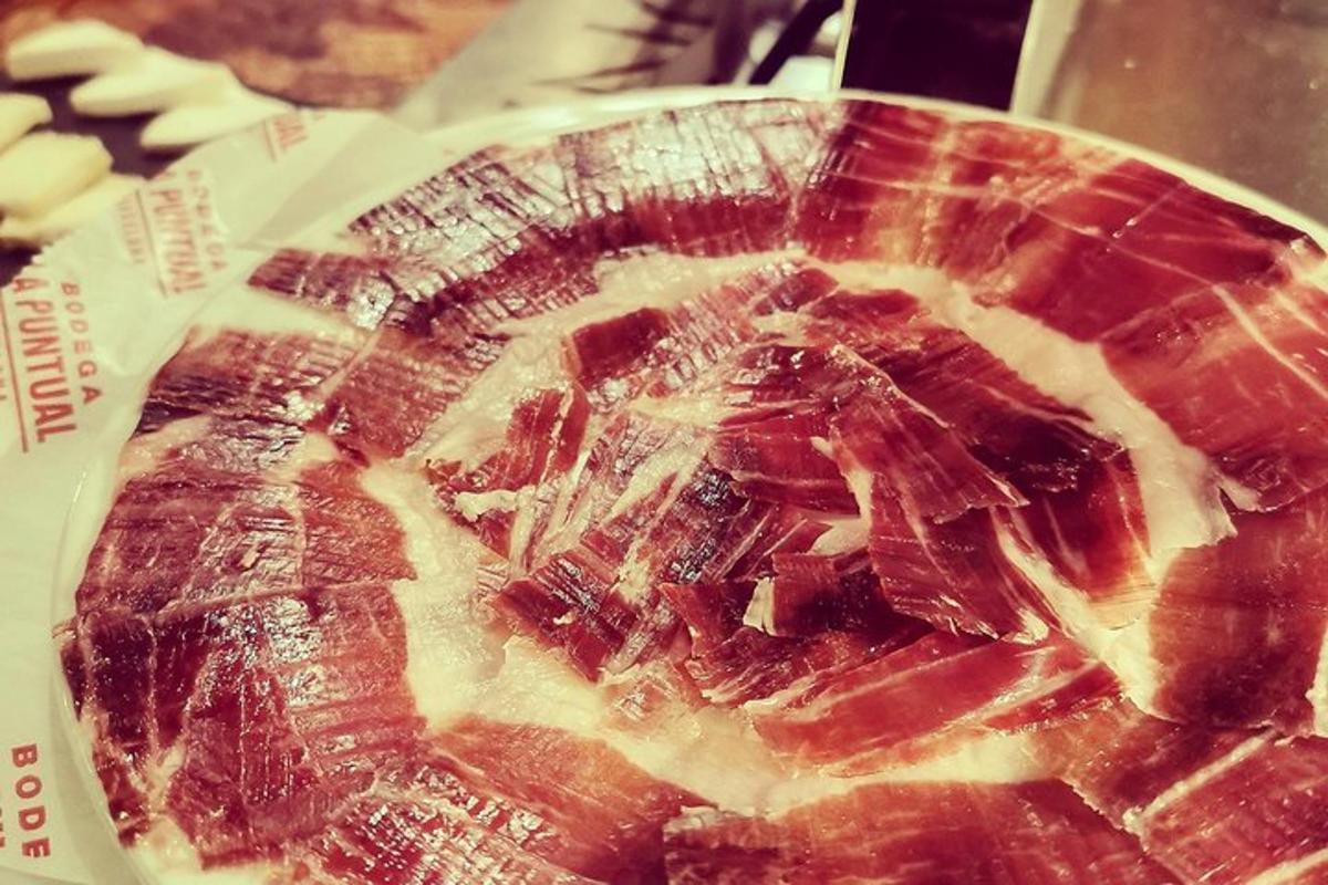 um close de um prato de comida sobre uma mesa