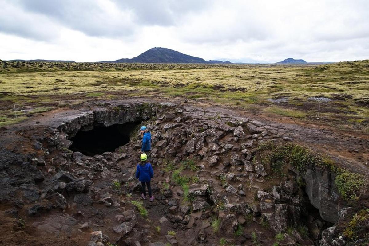 duas pessoas em pé em uma caverna em um campo