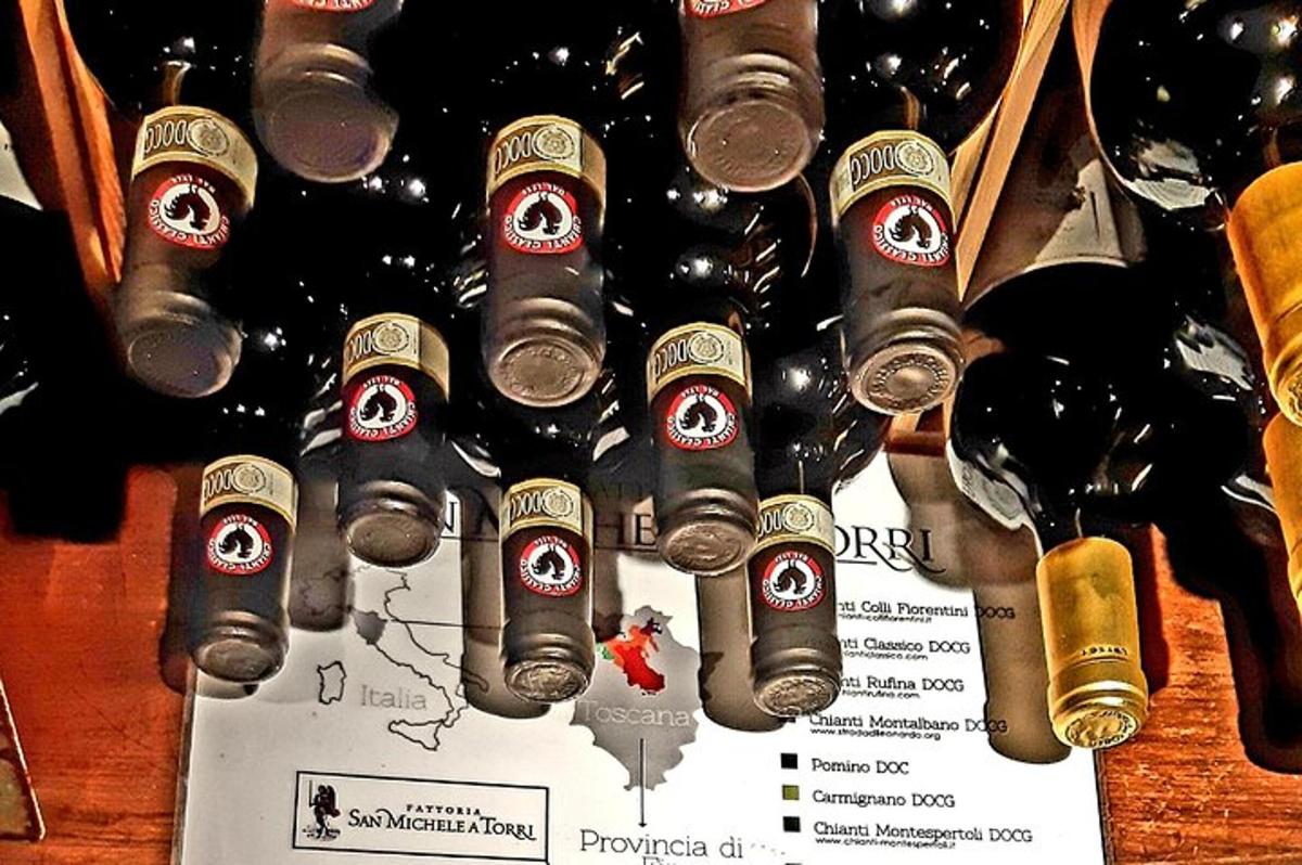 un mucchio di bottiglie di vino su un tavolo