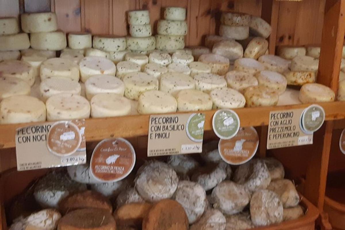 una mostra di diversi tipi di pane e dolci
