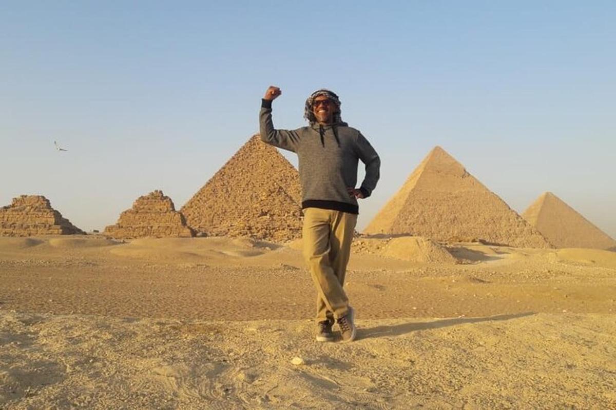 muž stojící před pyramidami