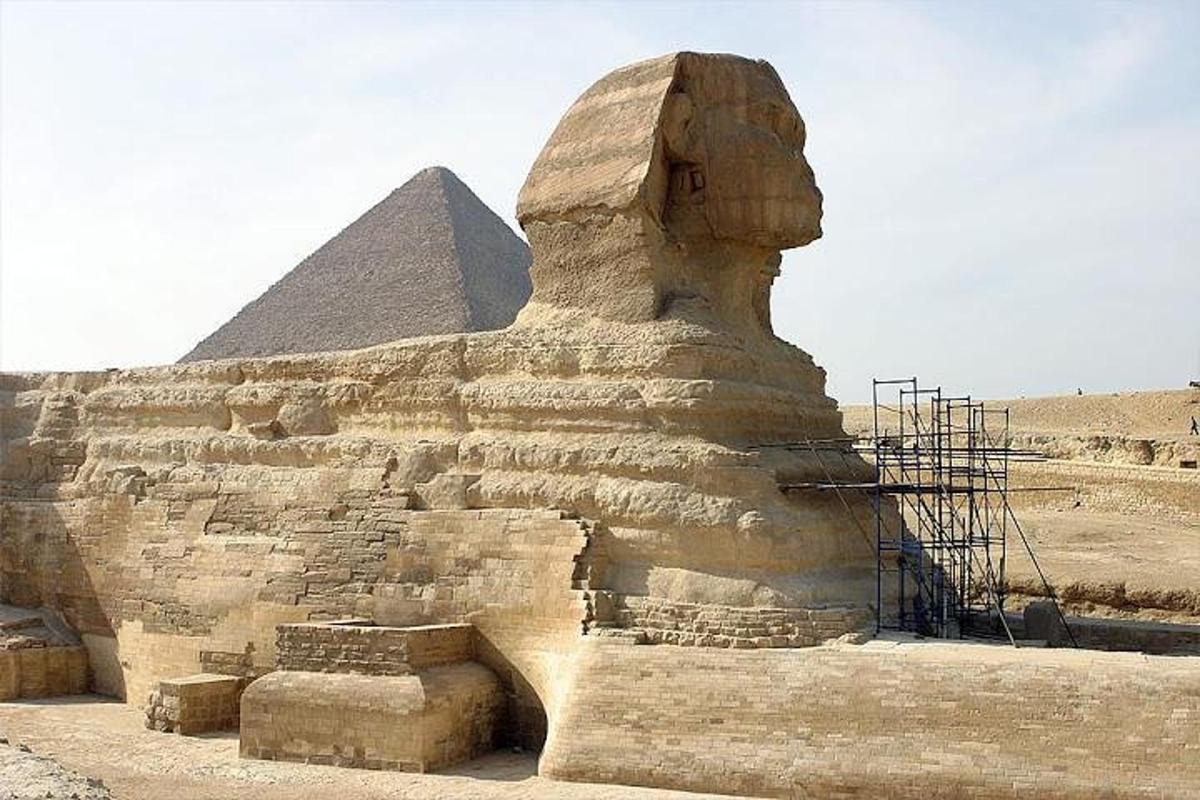 una statua di fronte alla sfinge e alla piramide