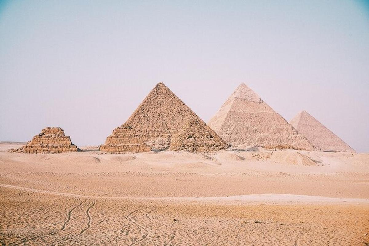 skupina pyramid stojící v poušti