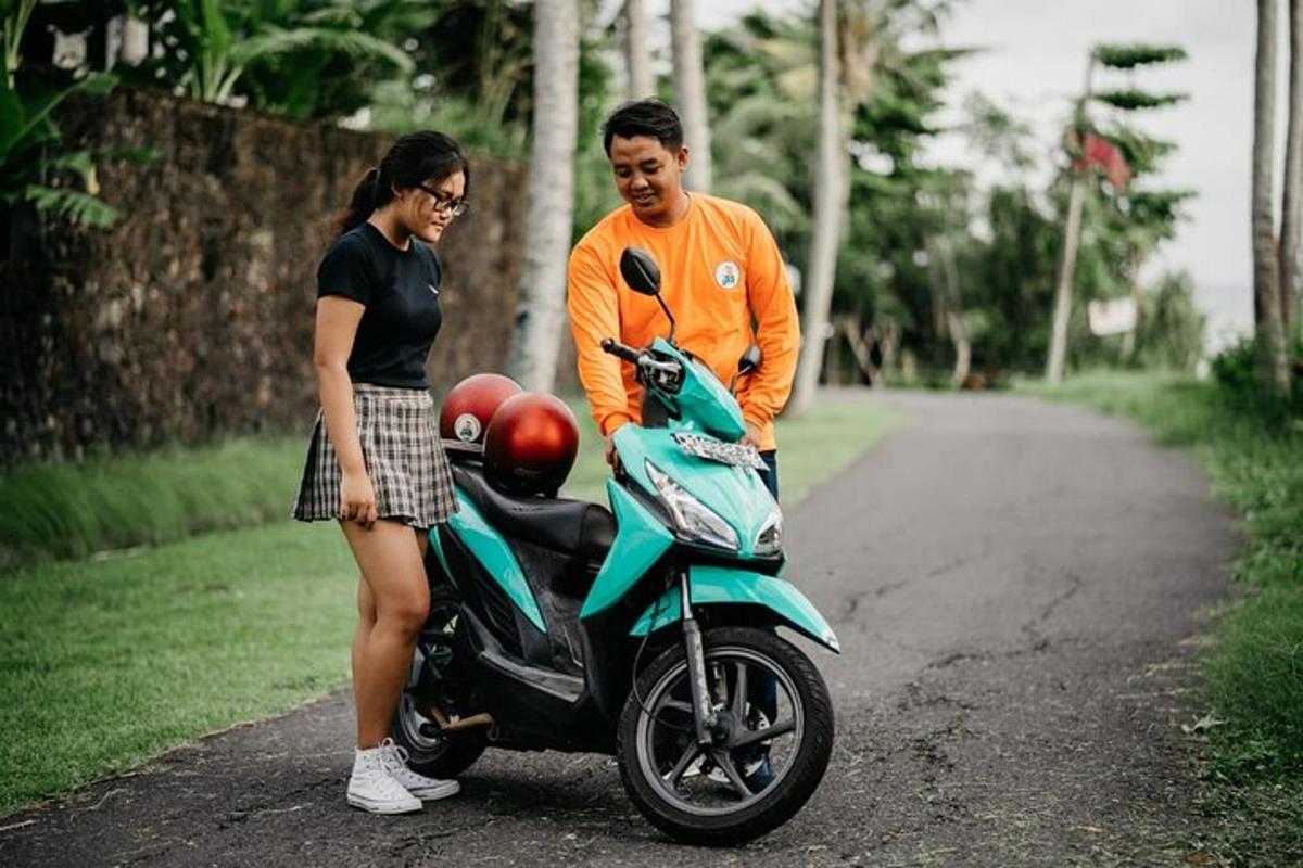 un uomo e una donna in piedi accanto a uno scooter