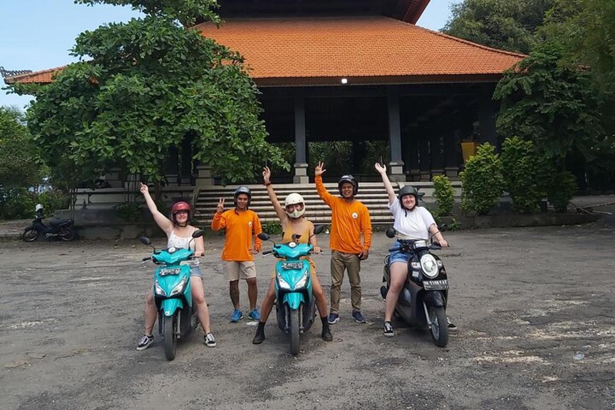 un gruppo di persone sedute su motociclette con le mani in aria
