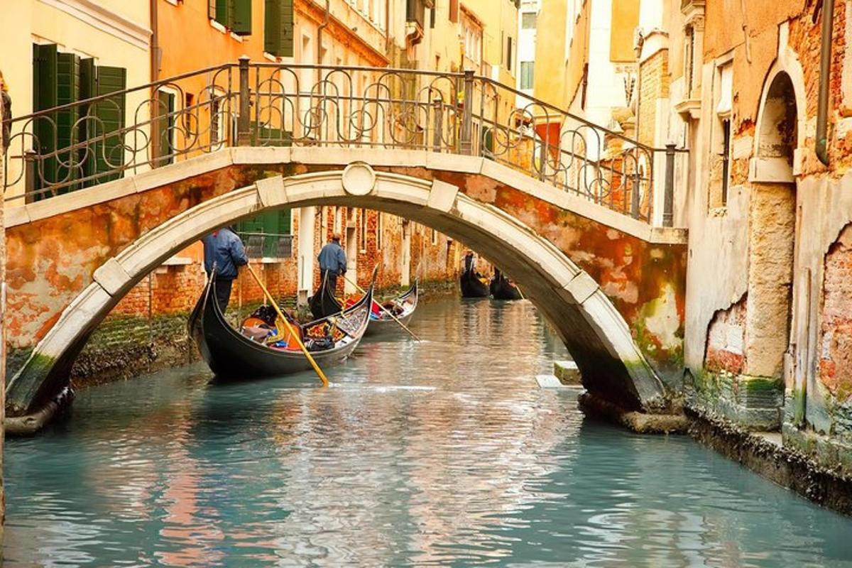 un ponte sopra un canale con gondole in acqua
