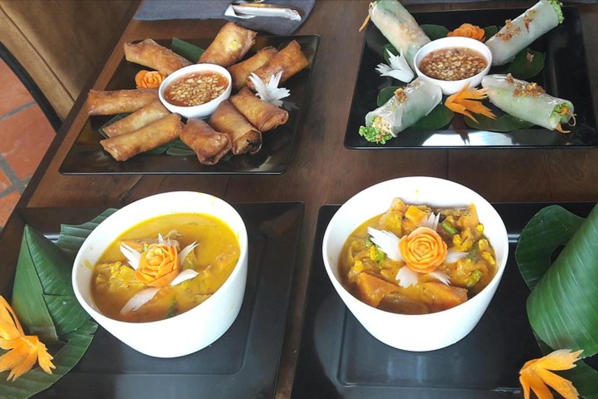 một cái bàn có ba đĩa thức ăn và bát thức ăn