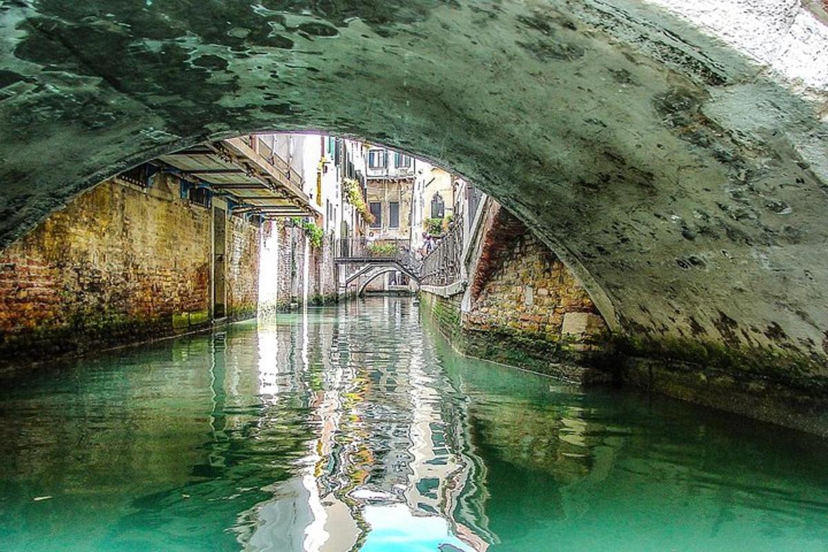 un pont sobre un riu amb aigua verda