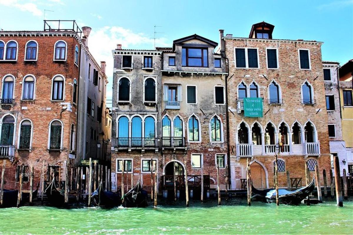 un grup d'edificis en un riu amb aigua verda