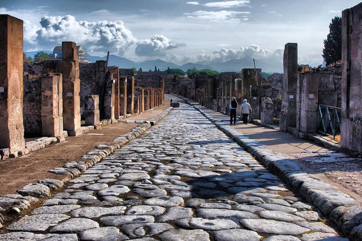 una calle adoquinada en las ruinas de un edificio
