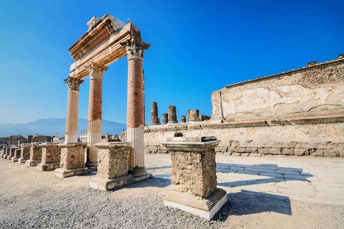 une rangée de colonnes sur le côté d'un bâtiment